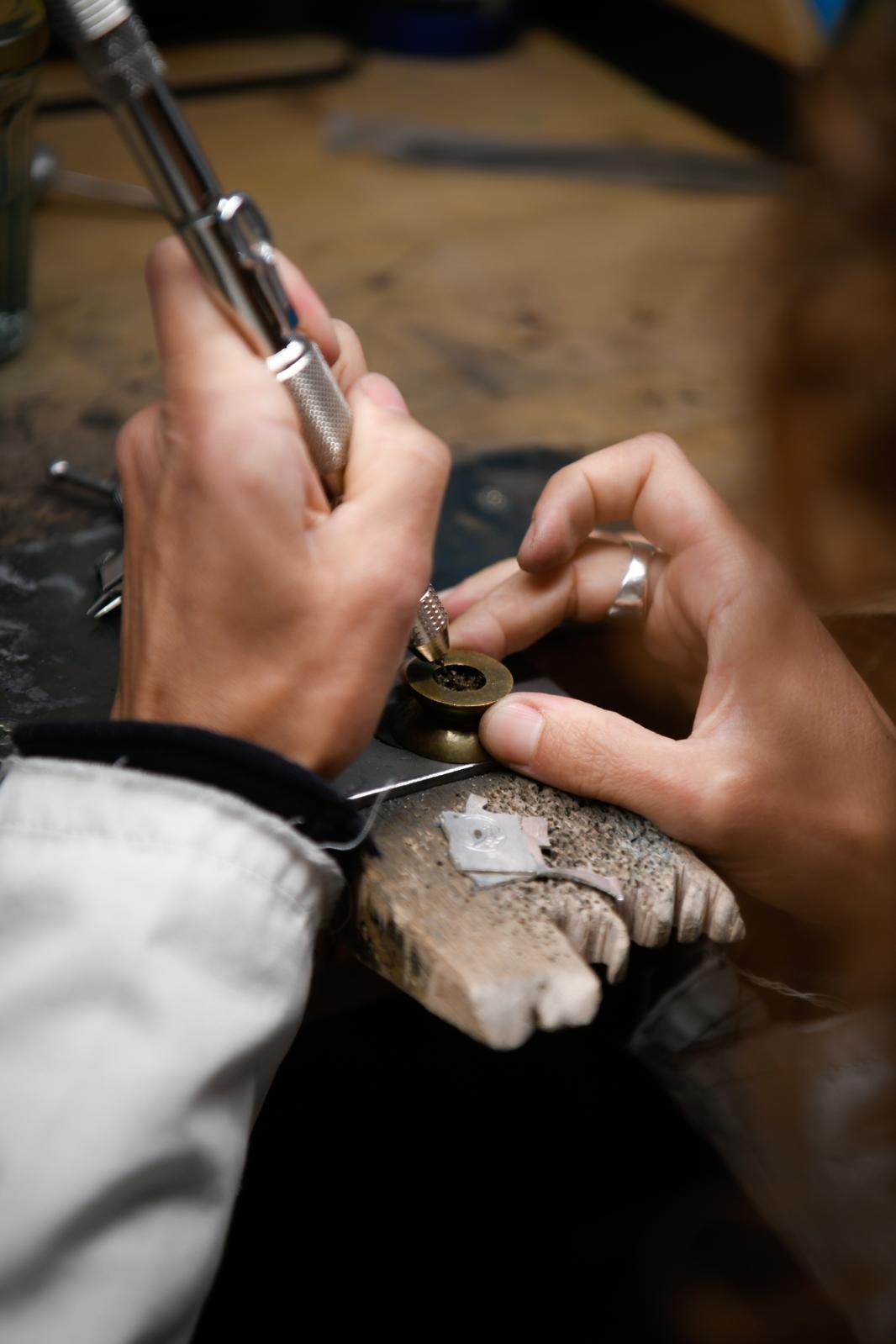 Initiation à la bijouterie, apprentissage du savoir-faire traditionnel en atelier - Kørus création