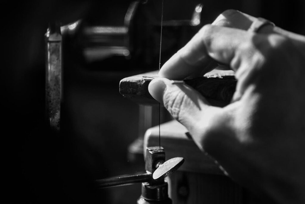 Savoir-faire traditionnel en atelier de bijouterie pour bijoux sur mesure et bijoux personnalisés, Kørus création