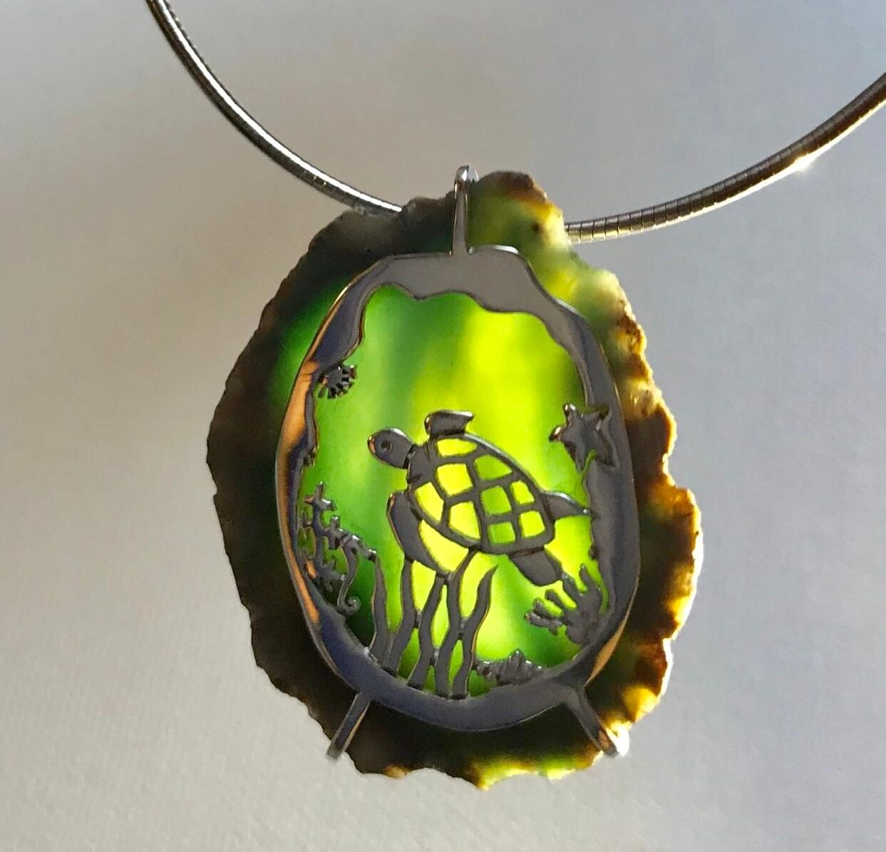 Bijou personnalisé sur mesure, pendentif tortue en métal précieux - Kørus création