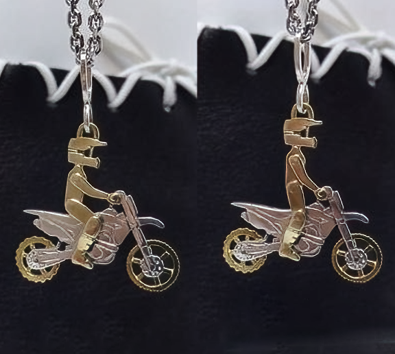 Pendentif motocross articulé avec pilote, bijou sur mesure en or et argent, création originale - Kørus création